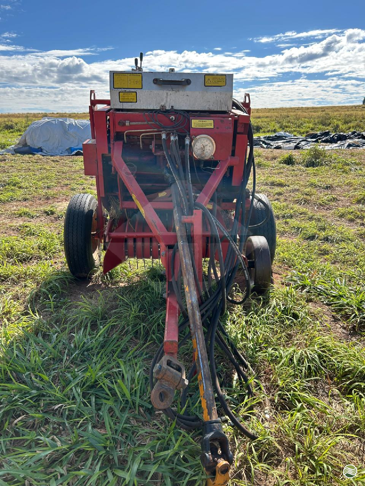 IMPLEMENTOS AGRICOLAS ENFARDADEIRA ENFARDADEIRA DE ROLO Jorginho Tratores PARANAVAI PARANÁ PR